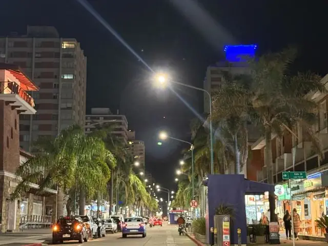 夜晚的Gorlero大道,酒店对面