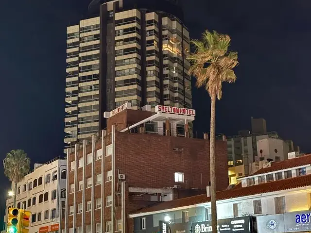 夜晚的Hotel Shelton街角,位于Gorlero大道上