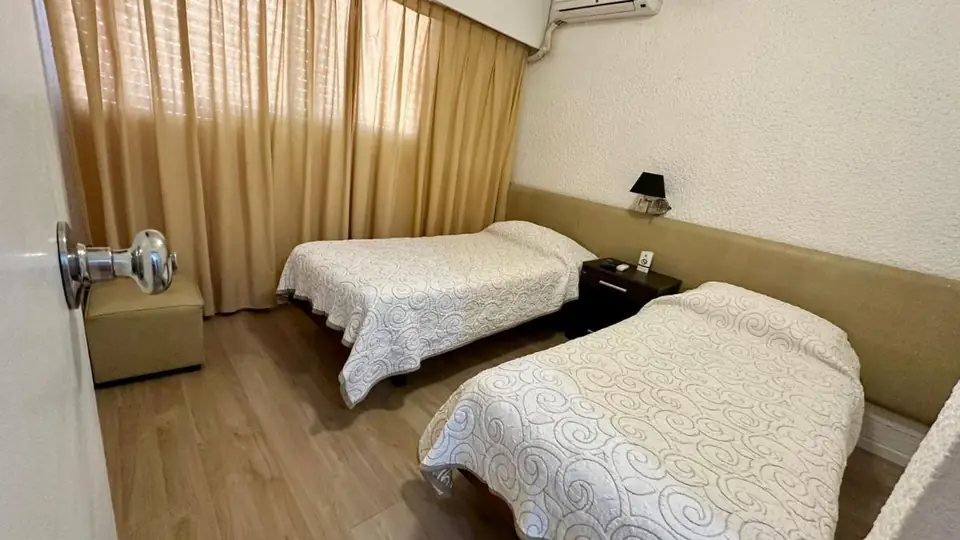 Четырехместный номер с собственной ванной комнатой отеля Hotel Shelton