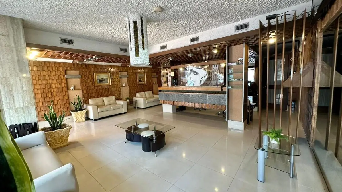 Hotel Shelton的大堂,设有沙发和前台柜台