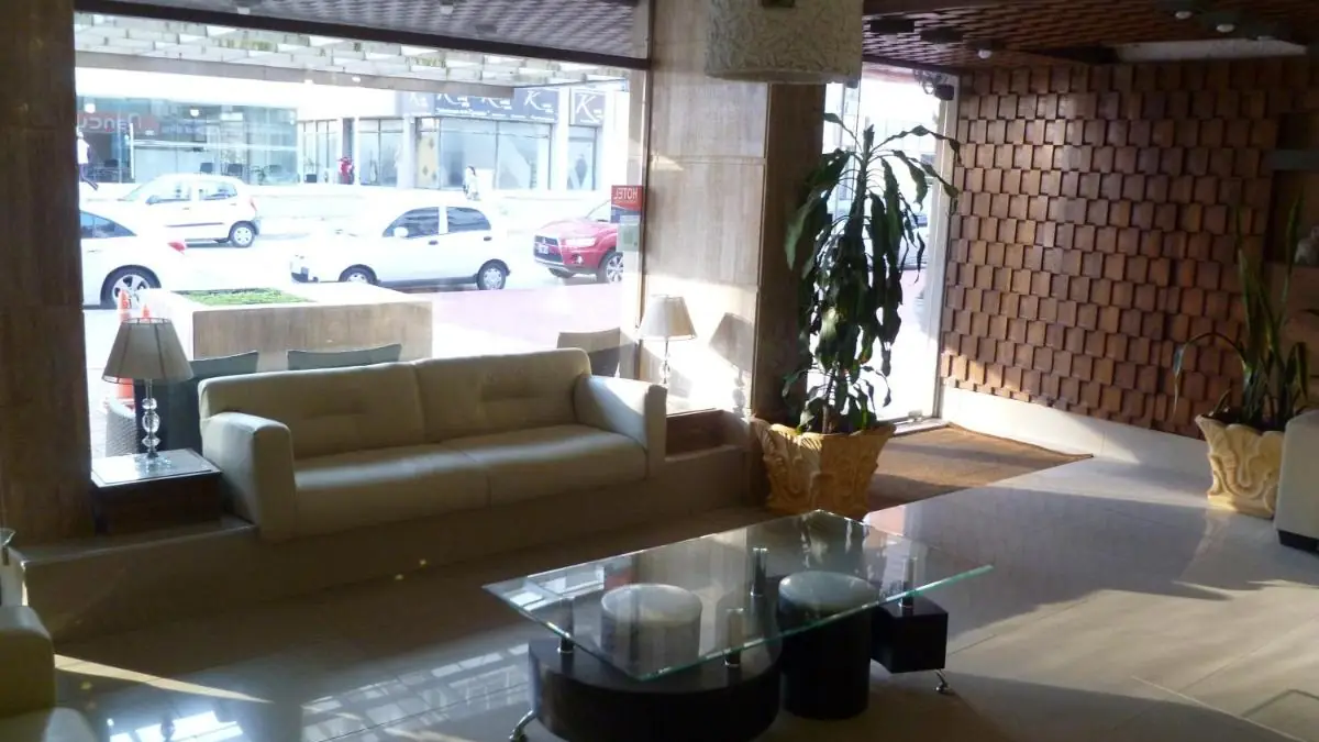Hotel Shelton的休息区,大窗朝向街道