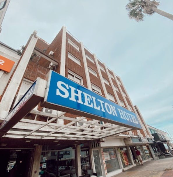 Eingang des Hotel Shelton